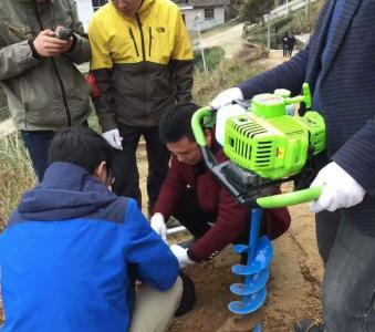 在某鈾礦區演示α杯法測氡